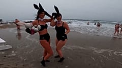 Zwei Frauen posieren für ein Fotoshooting während des Winterbadefestivals in Skagen, Dänemark, am 24.01.2025.