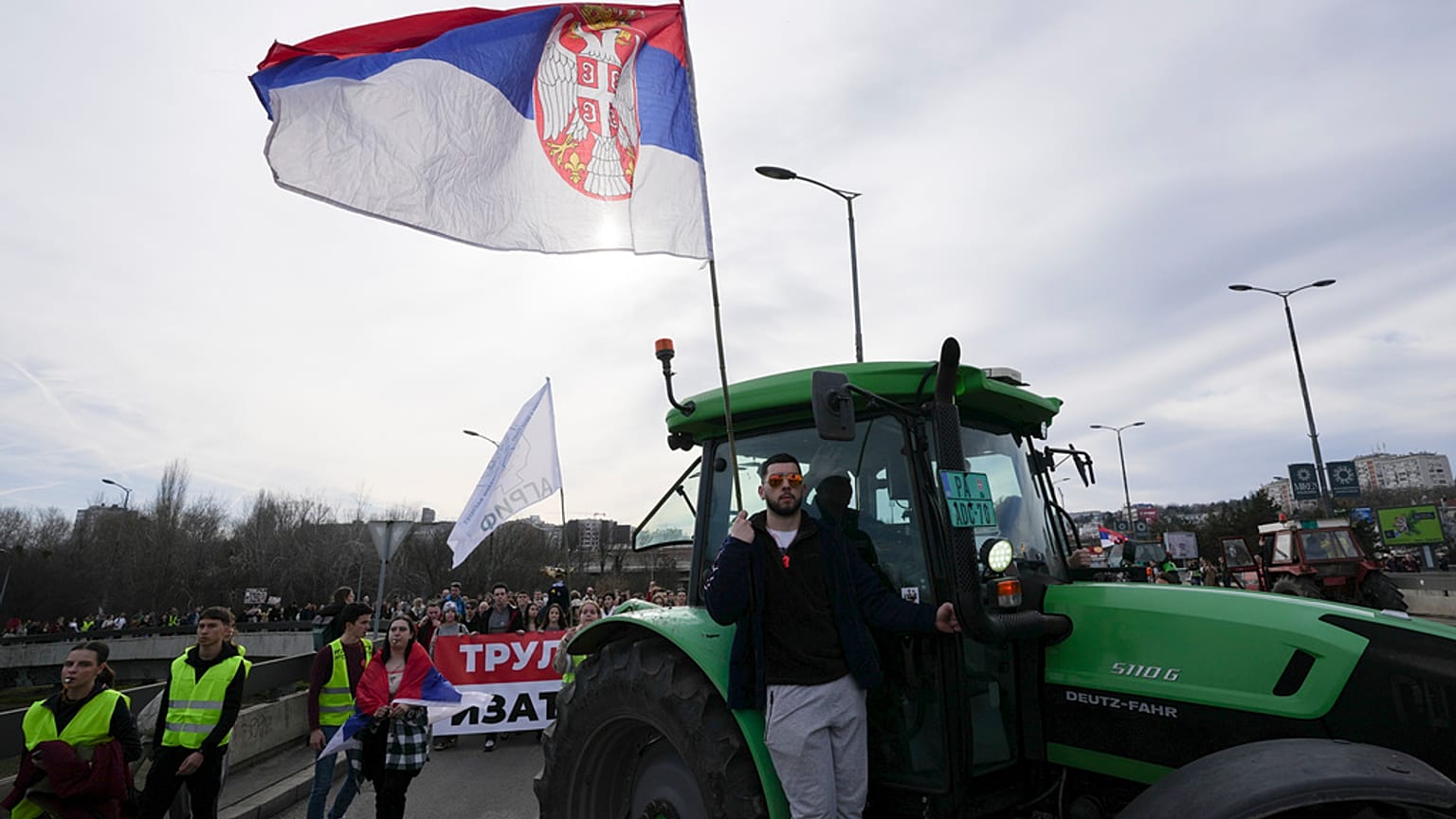 Több ezer civil, és a farmerek is csatlakoztak az egyetemisták által szervezett tüntetéssorozathoz