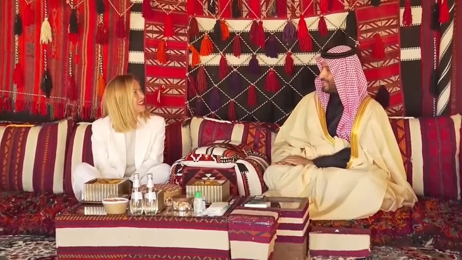  جورجيا ميلوني، رئيسة وزراء إيطاليا، مع ولي العهد السعودي الأمير محمد بن سلمان في خيمة تقليدية
