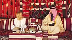  جورجيا ميلوني، رئيسة وزراء إيطاليا، مع ولي العهد السعودي الأمير محمد بن سلمان في خيمة تقليدية