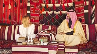  جورجيا ميلوني، رئيسة وزراء إيطاليا، مع ولي العهد السعودي الأمير محمد بن سلمان في خيمة تقليدية