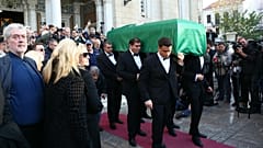 Η σορός του Μίμη Δομάζου βγαίνει από την Μητρόπολη