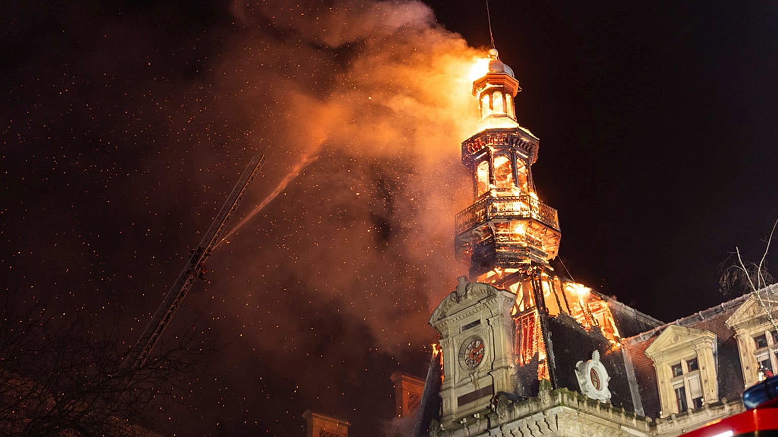 Sur cette photo prise par la Brigade des sapeurs-pompiers de Paris (BSPP) montre le toit et la flèche en feu de la mairie du 12ᵉ arr. de Paris en France, le 27.01.2025