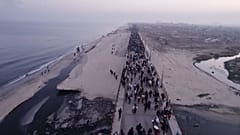 دهها هزار نفر به شمال ویران شده غزه بازمی گردند زیرا اسرائیل بسته شدن آن بر اساس توافق آتش بس را لغو کرده است.