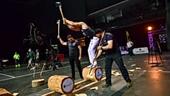 Un aizkolari, en una foto de archivo, cortando un tronco en una competición.