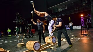 Un aizkolari, en una foto de archivo, cortando un tronco en una competición.