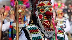 Des danseurs masqués se préparent à danser au festival de jeux de mascarades à Pernik en Bulgarie le 25.01.2025