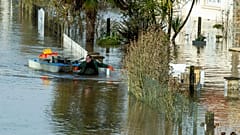 Un habitant et son petit bateau après que la tempête Herminia a déclenché des pluies torrentielles sur la région, village de Guipry Messac en France, le 27.01.2025