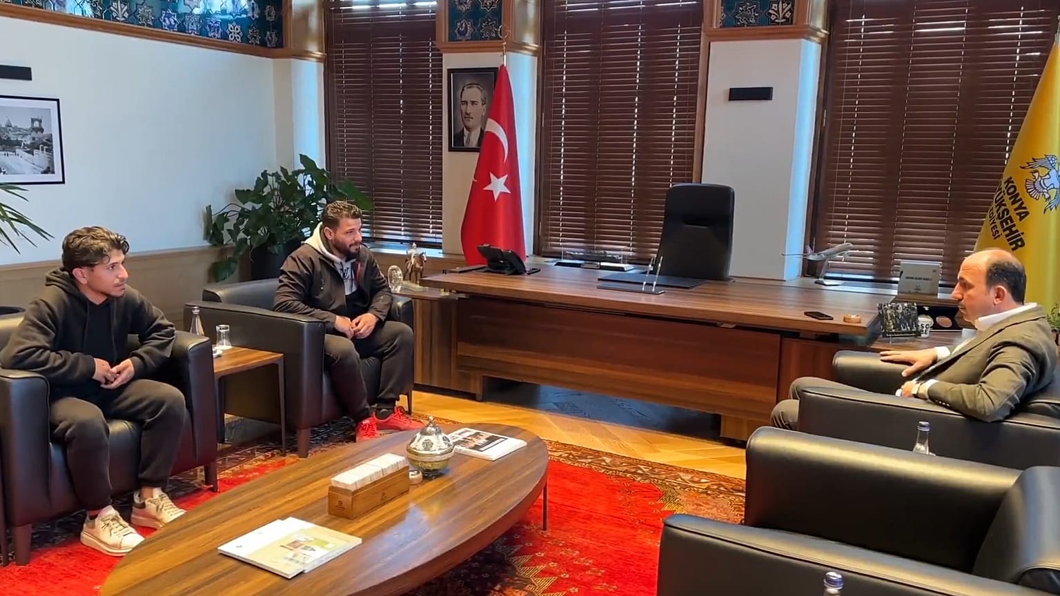 Ali El Hüseyin ve Muhammed El Hüseyin kardeşler, Konya Büyükşehir Belediye Başkanı Uğur İbrahim Altay ile birlikte, 27 Ocak 2025