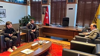 Ali El Hüseyin ve Muhammed El Hüseyin kardeşler, Konya Büyükşehir Belediye Başkanı Uğur İbrahim Altay ile birlikte, 27 Ocak 2025
