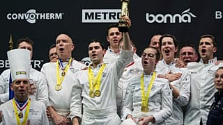 Le chef français Paul Marcon, au centre, célèbre avec ses coéquipiers après avoir remporté la finale du trophée "Bocuse d'Or", à Lyon, lundi 27 janvier 2025.