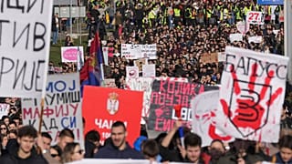 Студенты маршируют во время круглосуточного перекрытия перекрестка в знак протеста против гибели 15 человек, погибших при обрушении навеса железнодорожной станции в ноябре, в Белграде,