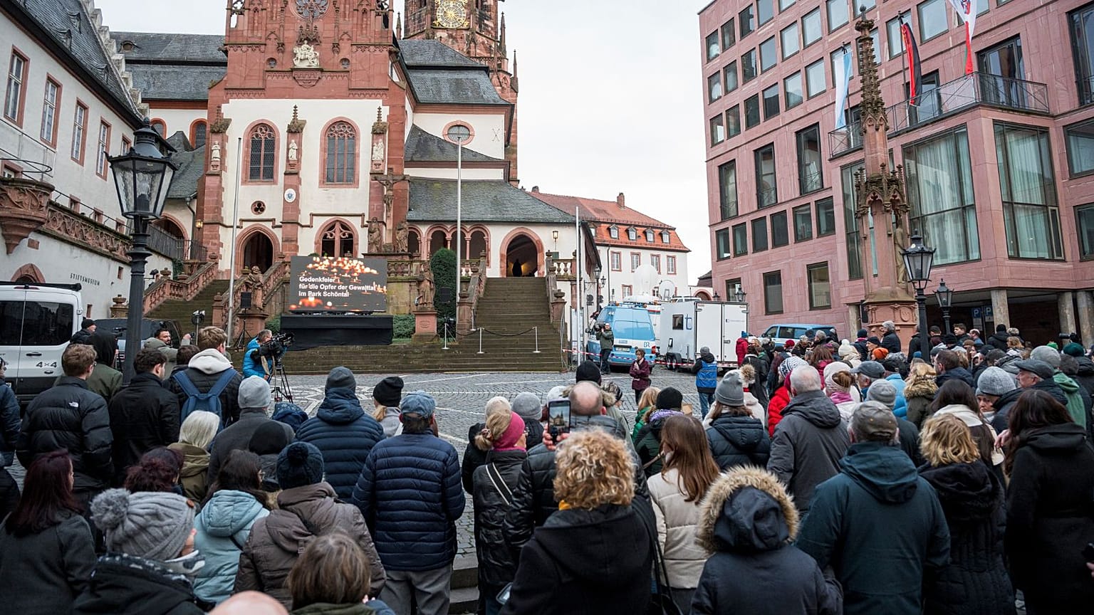 La gente se reúne en Aschaffenburg para rendir homenaje a un niño y a un hombre muertos en un ataque con arma blanca.