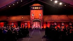 Ocaleni z Holokaustu i goście siedzą w byłym niemieckim nazistowskim obozie koncentracyjnym i zagłady Auschwitz-Birkenau podczas uroczystości upamiętniających 80. rocznicę 