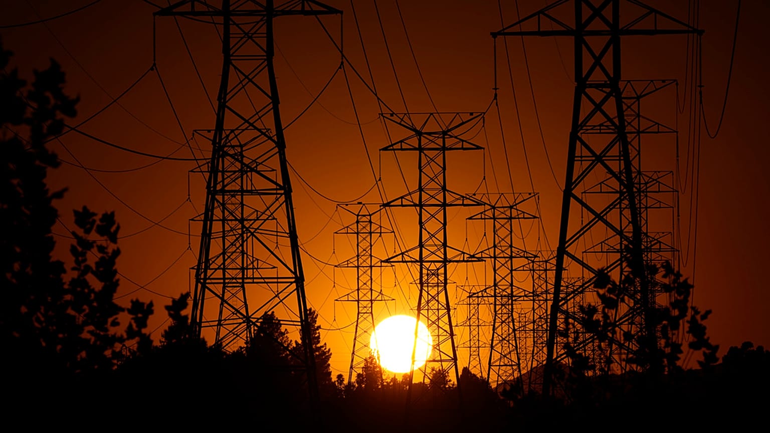 Los Angeles'ta gün batımında elektrik kablolarının görünümü, 23 Eylül 2024