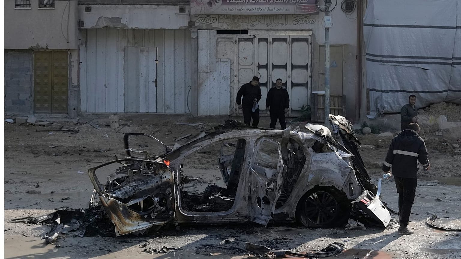 Veículo destruído num ataque israelita que matou duas pessoas no campo de refugiados de Nur Shams, na Cisjordânia, em Tulkarem.