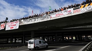 A tüntető egyetemisták 24 órára lezárták Belgrád egyik legforgalmasabb csomópontját