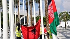 Флаг Албании (слева) и старый флаг Афганистана на саммите ООН по климату COP28 в среду, 29 ноября 2023 года, в Дубае, Объединенные Арабские Эмираты.