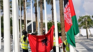Le drapeau de l'Albanie, à gauche, et l'ancien drapeau de l'Afghanistan sont ajustés avant le sommet de l'ONU sur le climat COP28, mercredi 29 novembre 2023, à Dubaï, aux Émirats arabes unis.