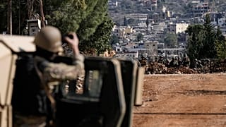 جنود إسرائيليون يتخذون موقعًا لقطع طريق في قرية عيترون جنوب لبنان، لبنان، الاثنين، 27 يناير/كانون الثاني 2025