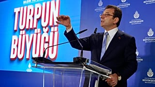 Ekrem İmamoğlu, 'Turpun Büyüğü' adlı basın toplantısında kürsüde konuşma yaparken, 27 Ocak 2025