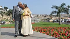 Um casal feliz a posar para uma fotografia.