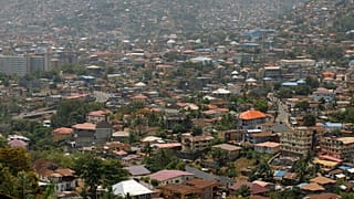ARQUIVO: Vista de Freetown, Serra Leoa, 28 de abril de 2024