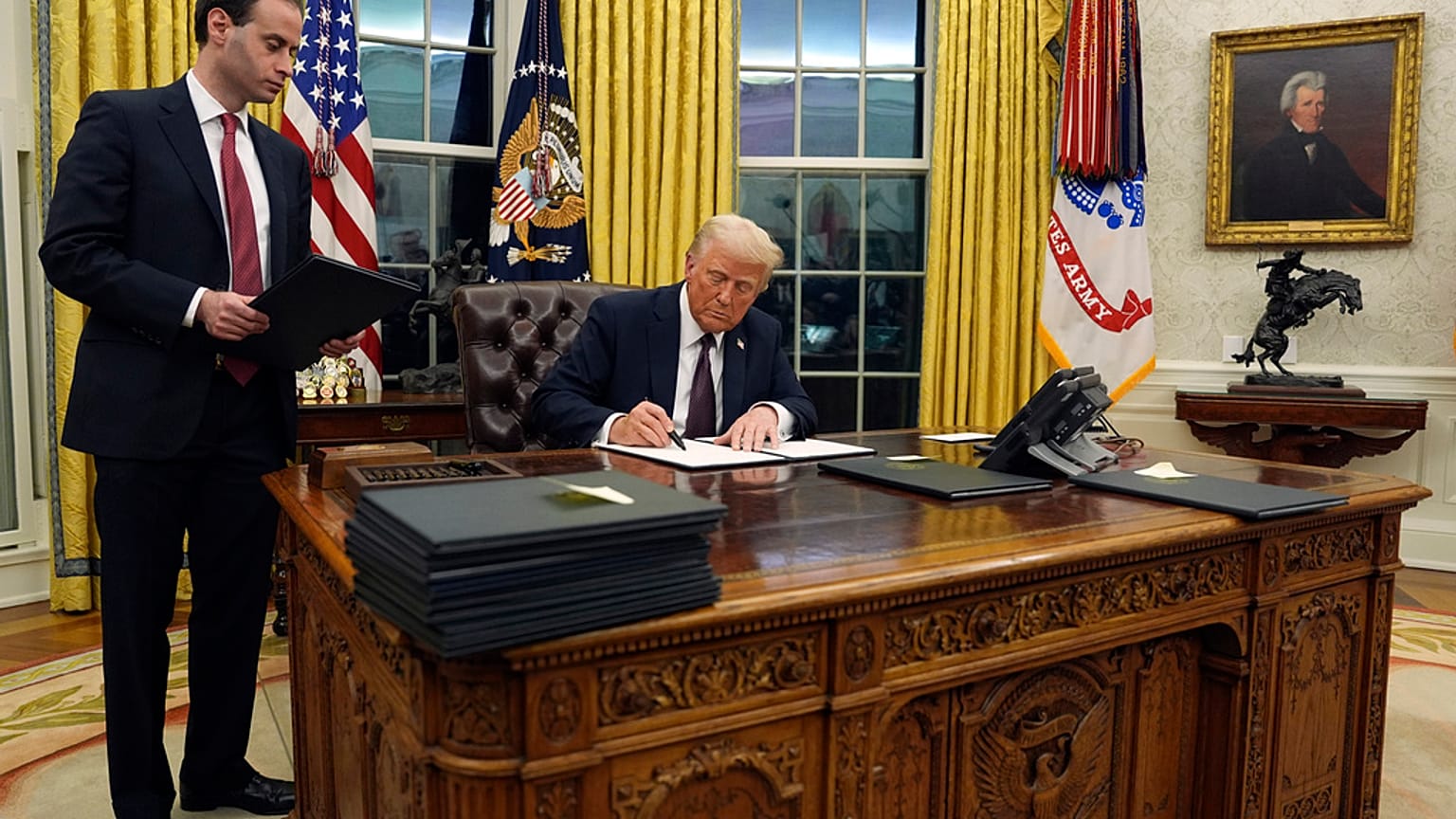 O Presidente dos EUA, Donald Trump, assina uma ordem executiva que retira os EUA da OMS em janeiro de 2025.