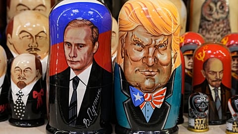 Putyin és Trump fababák egy pétervári kirakodóvásáron