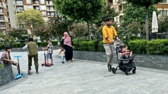 Εκατοντάδες Αφγανοί λιμνάζουν στην Αλβανία, περιμένοντας την αμερικανική βίζα που τους υποσχέθηκαν, σχεδόν δύο χρόνια μετά τη φυγή τους από την χώρα τους