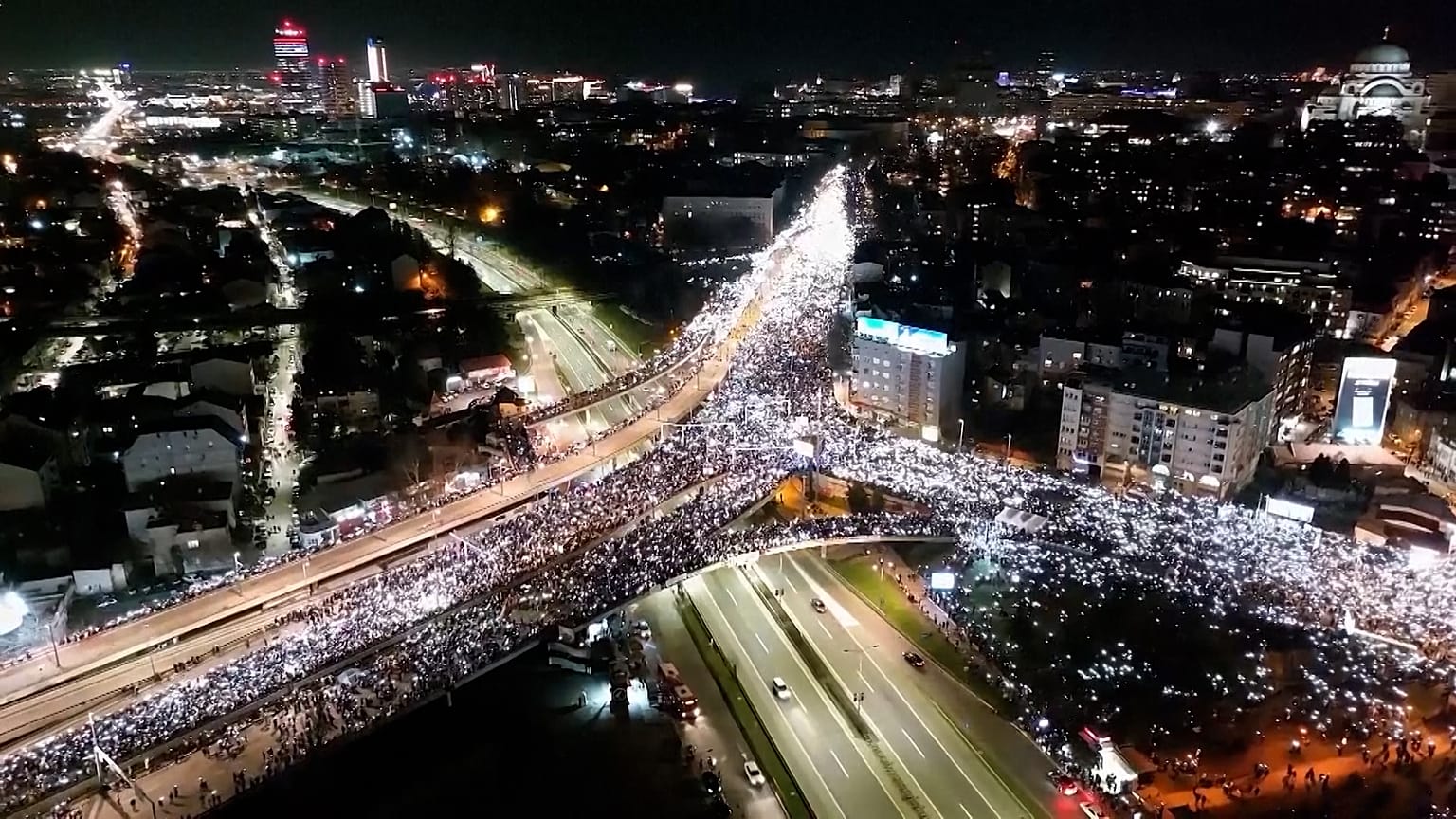 Sırbistan'da grev yapan üniversite öğrencileri Belgrad'da önemli bir kavşağı trafiğe kapattı