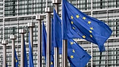 Φωτογραφία αρχείου με σημαίες της ΕΕ να κυματίζουν έξω από την έδρα της Ευρωπαϊκής Επιτροπής στις Βρυξέλλες