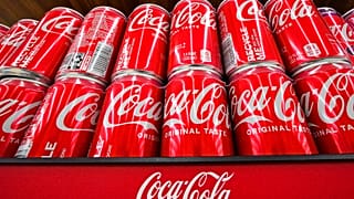 Des canettes de Coca-Cola sont exposées dans un supermarché en avril 2022.