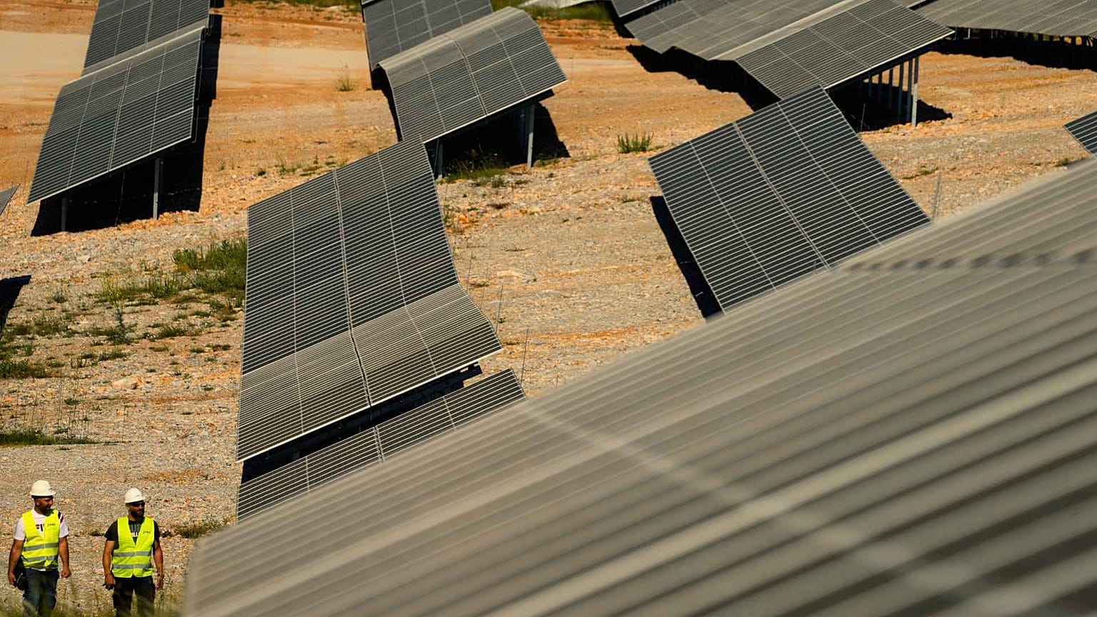 Inżynierowie ds. konserwacji sprawdzają instalacje w nowym parku solarnym poza północnogreckim miastem Kozani w piątek, 3 czerwca 2022 r.