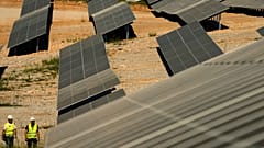 Inżynierowie ds. konserwacji sprawdzają instalacje w nowym parku solarnym poza północnogreckim miastem Kozani w piątek, 3 czerwca 2022 r.