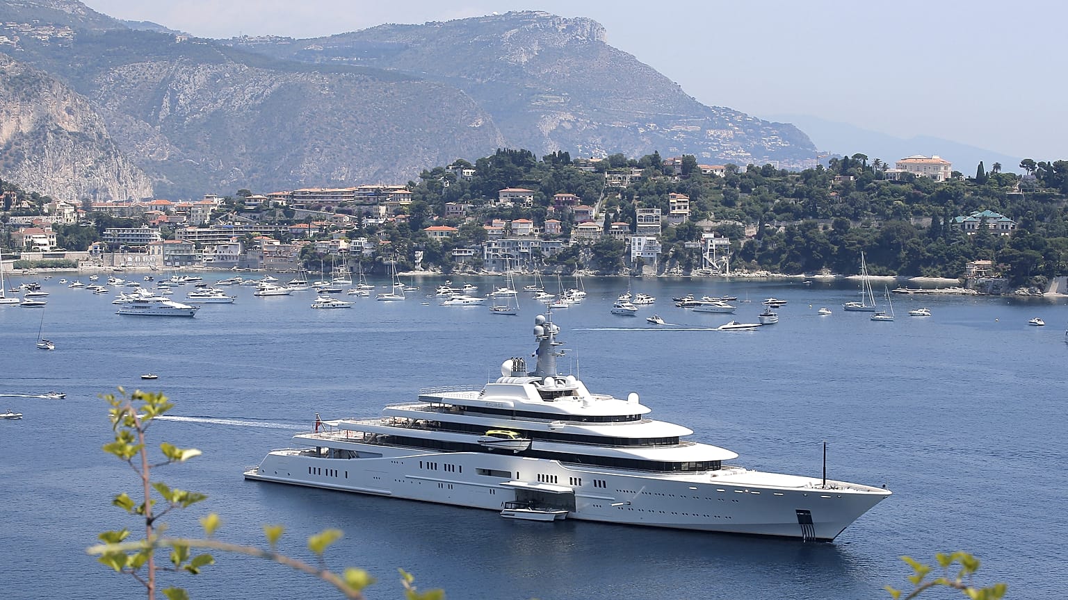 Roman Abramovich'in yatı 'Eclipse' 6 Temmuz 2013 tarihinde Fransa'nın güneydoğusundaki Villefranche sur Mer koyunda görülüyor