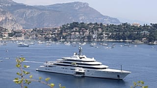 Lo yacht di Roman Abramovich "Eclipse" è visto nella baia di Villefranche sur Mer, nel sud-est della Francia, il 6 luglio 2013