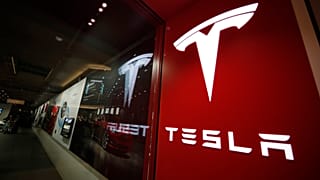 Denver'daki Cherry Creek Alışveriş Merkezi'nde bulunan Tesla mağazasının dışında şirket logosunu taşıyan bir tabela 9 Şubat 2019 tarihinde görülüyor. 