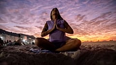 Una joven haciendo yoga
