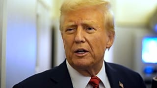 الرئيس دونالد ترامب يتحدث إلى الصحفيين على متن الطائرة الرئاسية في طريقه من ميامي إلى قاعدة أندروز المشتركة بولاية ماريلاند، يوم الاثنين 27 يناير 2025.