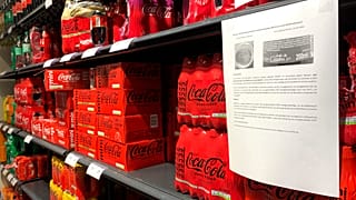 Un supermercado en Bélgica avisando sobre las latas contaminadas.