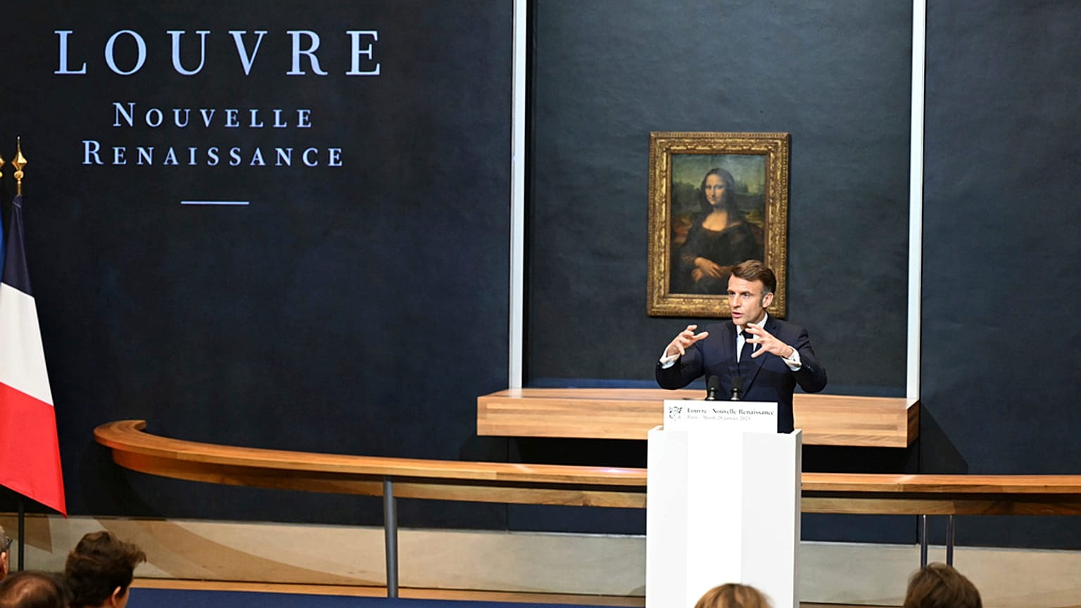 El presidente francés Emmanuel Macron pronuncia un discurso para anunciar una reforma plurianual, inversiones a largo plazo para modernizar el museo del Louvre