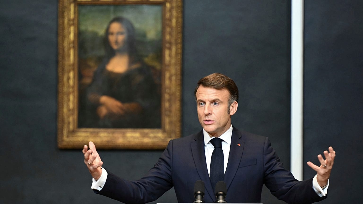 Le président français Emmanuel Macron prononce un discours pour annoncer des investissements à long terme pour moderniser le musée du Louvre.