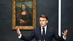 Le président français Emmanuel Macron prononce un discours pour annoncer des investissements à long terme pour moderniser le musée du Louvre.