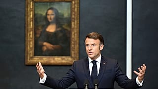 Le président français Emmanuel Macron prononce un discours pour annoncer des investissements à long terme pour moderniser le musée du Louvre.