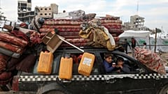 نازحون فلسطينيون يعودون إلى شمال قطاع غزة، بعد قرار إسرائيل السماح لهم بالعودة لأول مرة منذ بداية الحرب مع حماس، في خطوة مفعمة بالآمال رغم الدمار المستمر