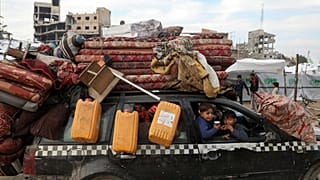 نازحون فلسطينيون يعودون إلى شمال قطاع غزة، بعد قرار إسرائيل السماح لهم بالعودة لأول مرة منذ بداية الحرب مع حماس، في خطوة مفعمة بالآمال رغم الدمار المستمر