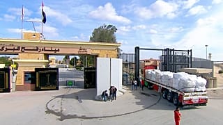 Camion di aiuti entrano nella Striscia di Gaza attraverso il valico di Rafah a Rafah, Egitto, 19 gennaio 2025