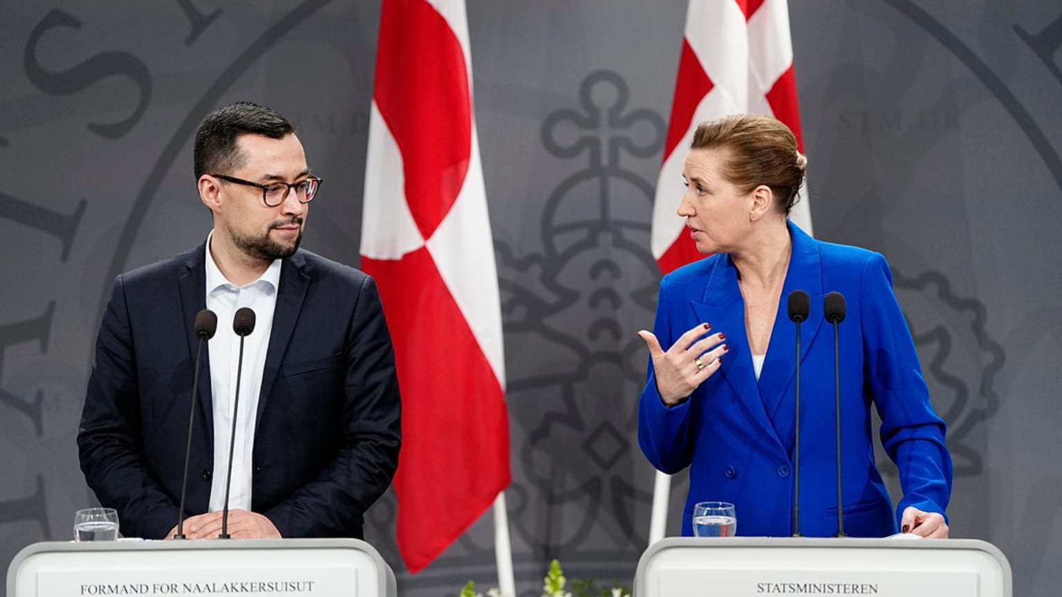 Mette Frederiksen, premier Danii, oraz jej grenlandzki odpowiednik, Mute B. Egede podczas spotkania z dziennikarzami.
