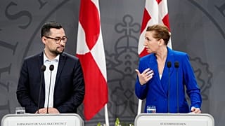 Mette Frederiksen, premier Danii, oraz jej grenlandzki odpowiednik, Mute B. Egede podczas spotkania z dziennikarzami.